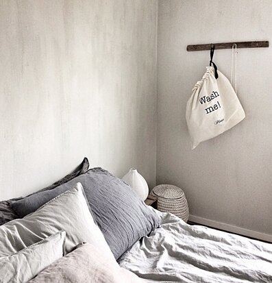 Förvaringspåse - Wash Me från Bag All hänger på trähängare