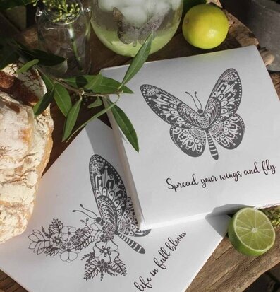 Servetter Butterflies från Majas Cottage på rustikt träbord