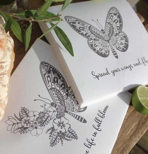 Servetter Butterflies från Majas Cottage på rustikt bord