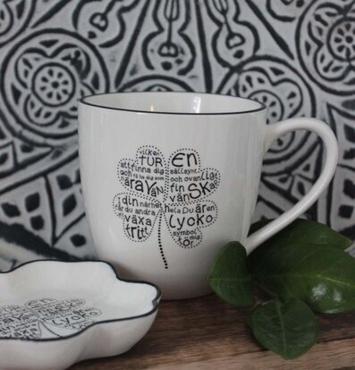 Minifat Vänskap Svart från Majas Cottage, vit mugg med tryck