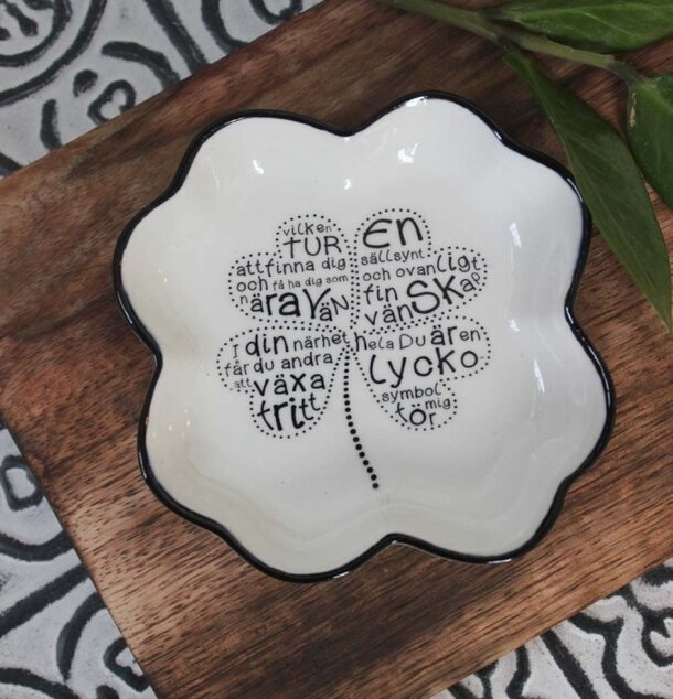 Minifat Vänskap Svart från Majas Cottage på en träbricka