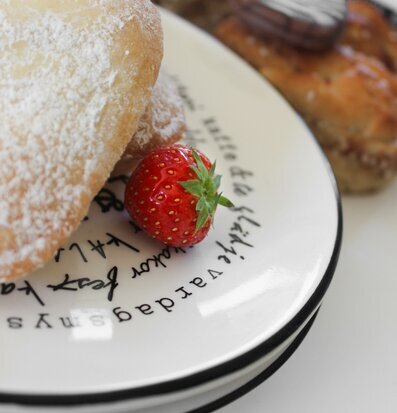 Assiett Kärlek & Fika från Majas Cottage med bakverk