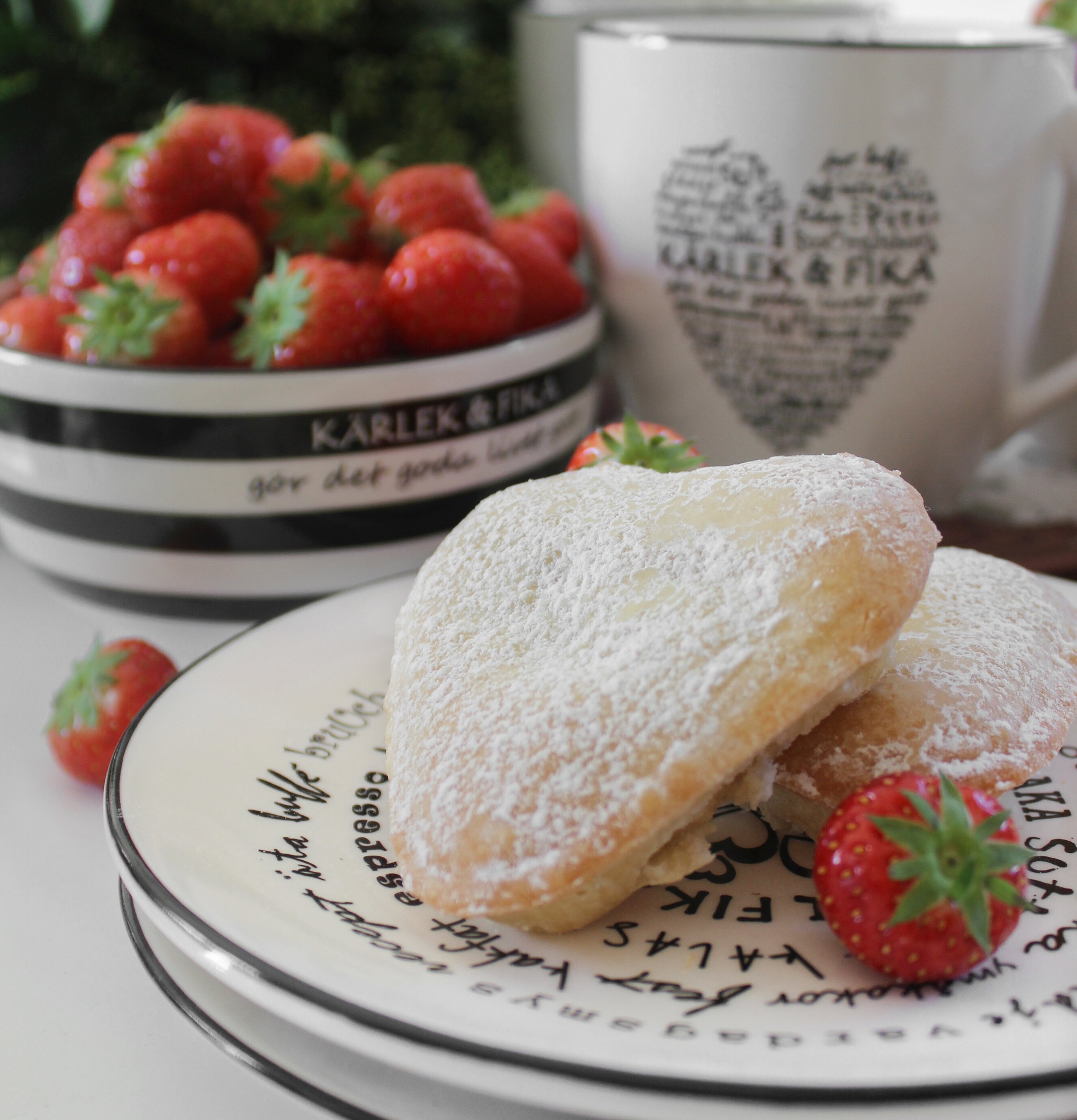 Assiett Kärlek & Fika från Majas Cottage med hjärtformade kakor