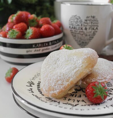 Assiett Kärlek & Fika från Majas Cottage med hjärtformade kakor