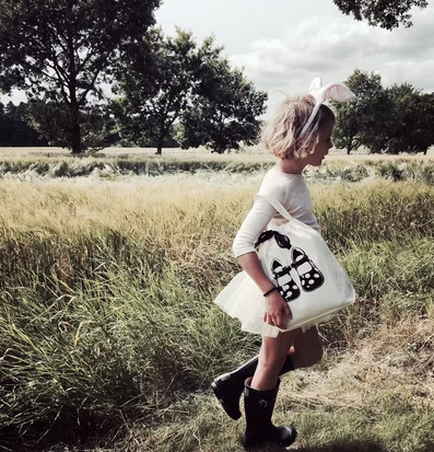 Förvaringspåse Barnskor från Bag All i naturskön miljö