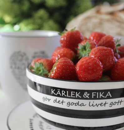 Skål Kärlek & Fika från Majas Cottage fylld med jordgubbar