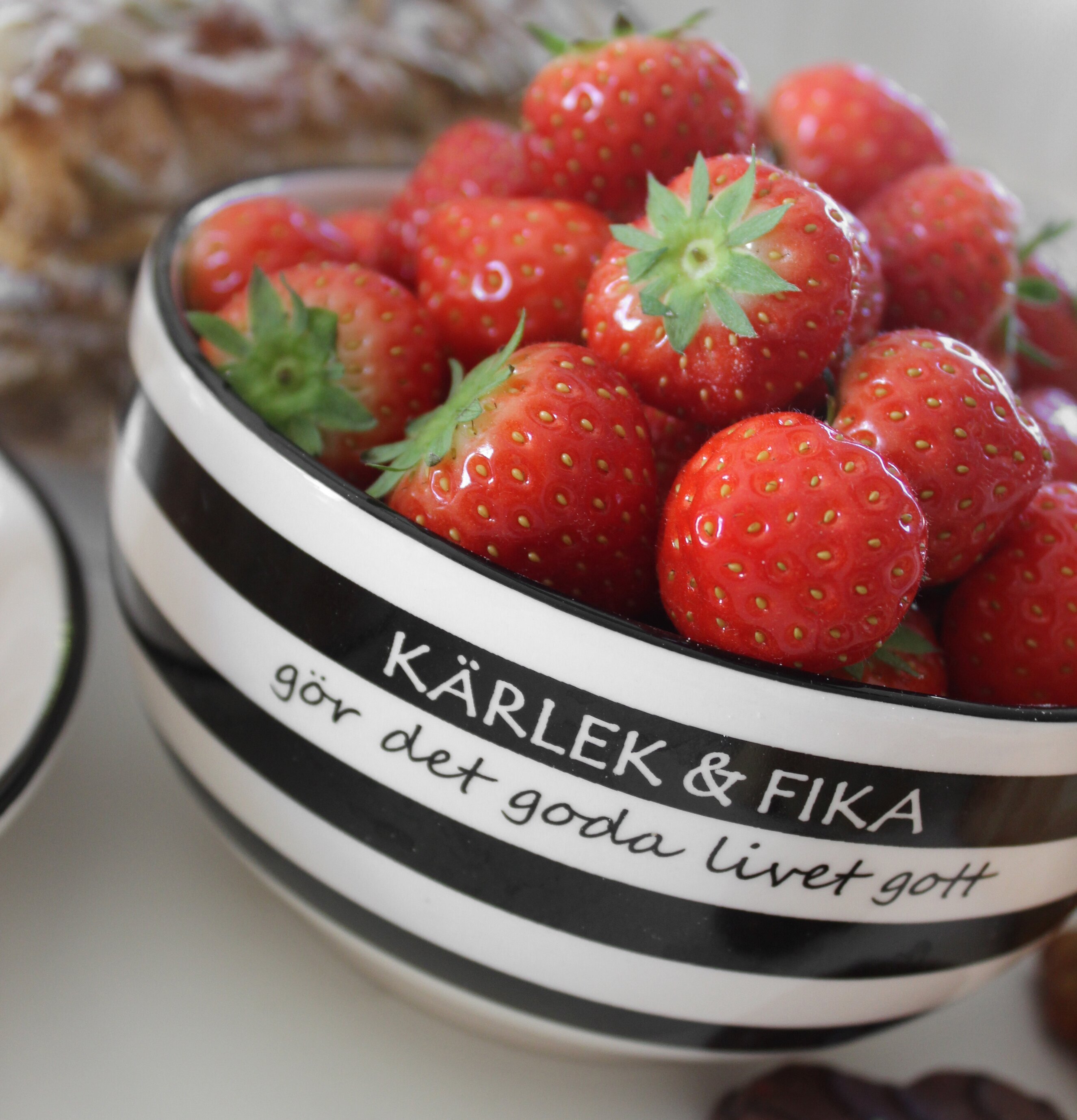 Skål Kärlek & Fika från Majas Cottage med jordgubbar