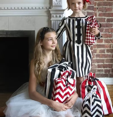 Presentpåsar 3-Pack Röd/Svart från Bag All i hemtrevlig miljö