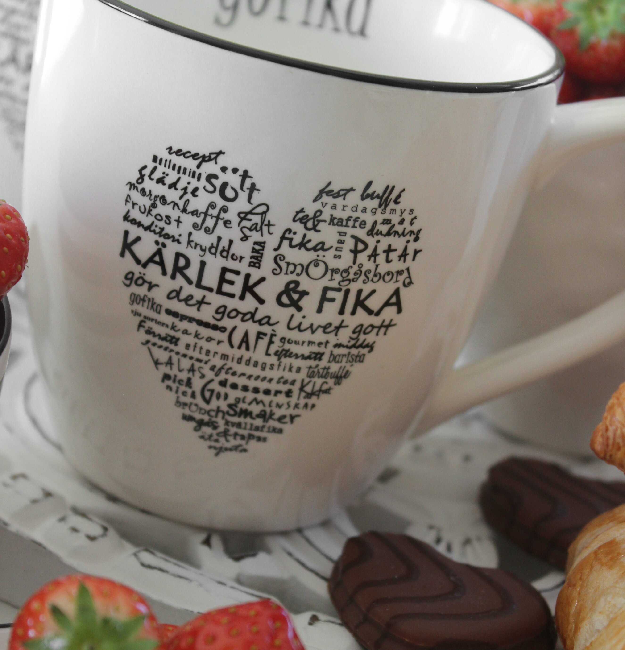 Mugg Kärlek & Fika från Majas Cottage med fika i bakgrunden