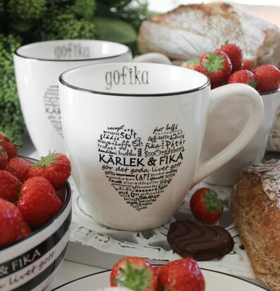 Mugg Kärlek & Fika från Majas Cottage med fika och jordgubbar