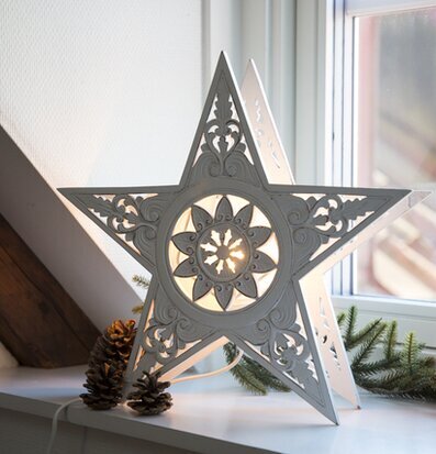 Lampa Stjärna Trä från Different Design på fönsterbräda