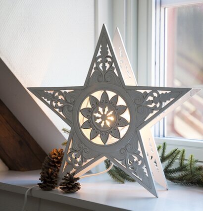 Lampa Stjärna Trä från Different Design på fönsterbräda