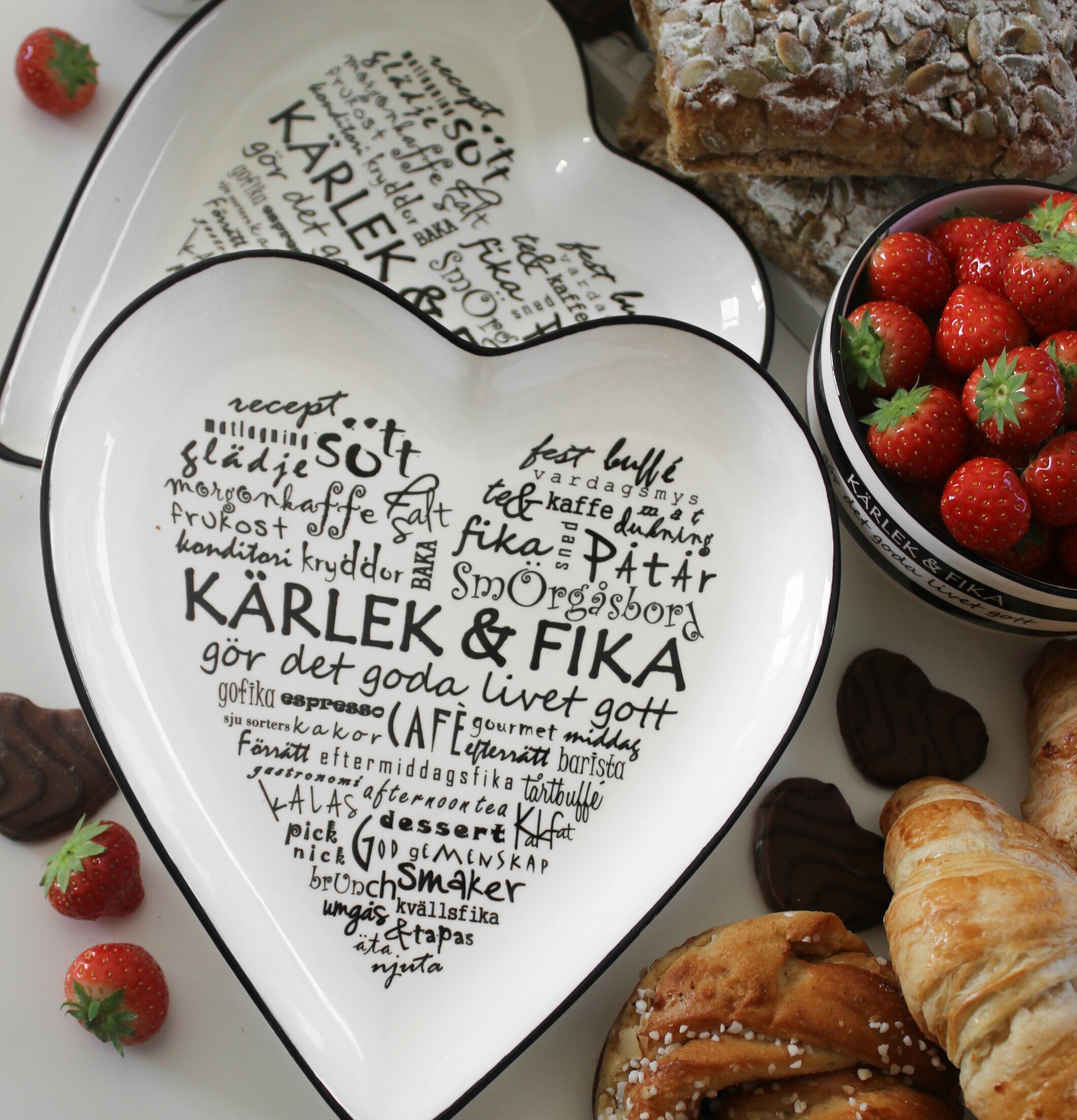 Fat Kärlek & Fika från Majas Cottage med fika och jordgubbar