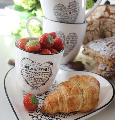 Fat Kärlek & Fika från Majas Cottage med croissant och jordgubbar