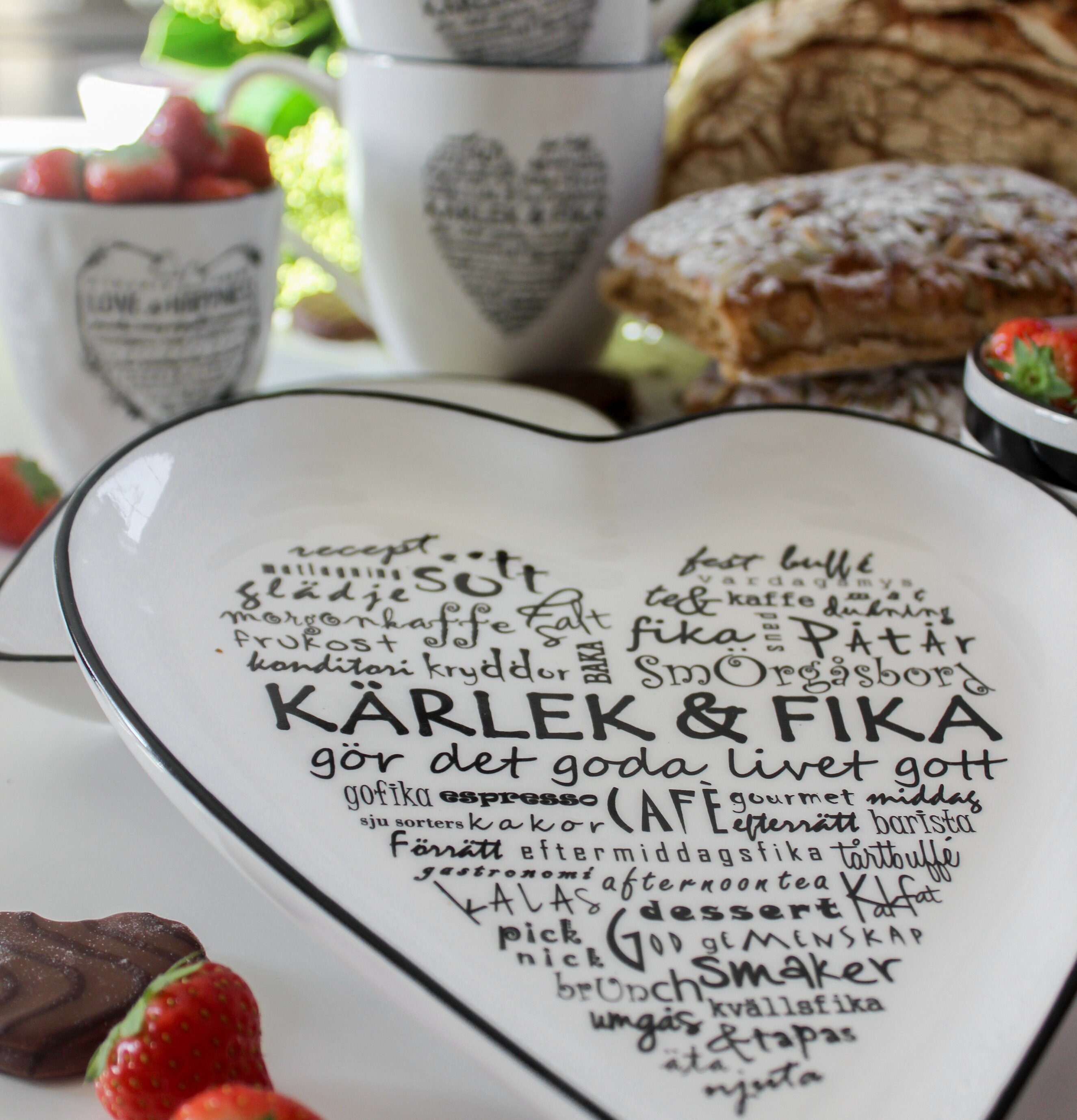 Fat Kärlek & Fika från Majas Cottage med matchande muggar