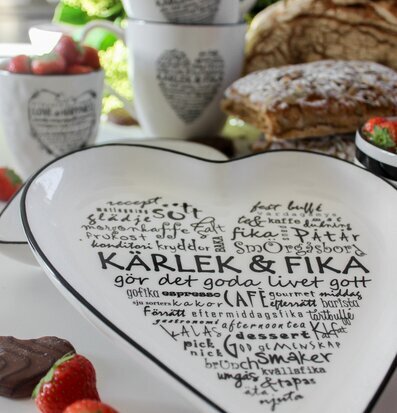 Fat Kärlek & Fika från Majas Cottage med matchande muggar