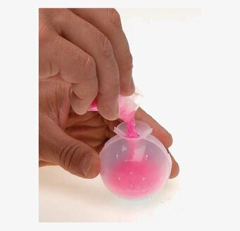 Gör en egen studsboll från Worldwide co set med rosa pulver