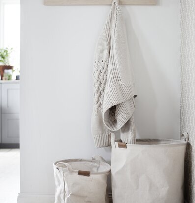 Tygförvaring Grå från Ernst i ljus och minimalistisk miljö