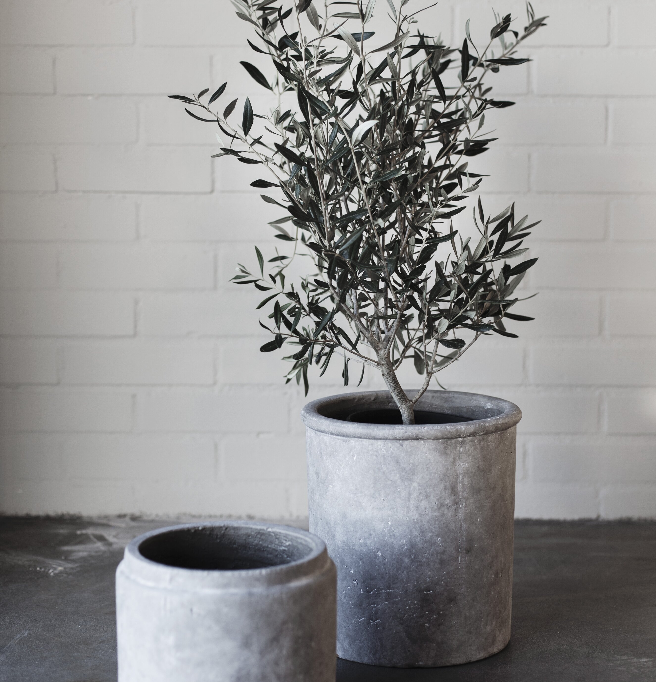 Kruka Terracotta Ljusgrå L från Ernst i industriell miljö