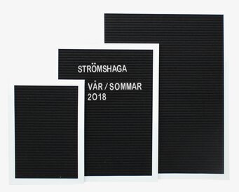 Bokstavstavla Vit/Svart Stor från Strömshaga med vit ram