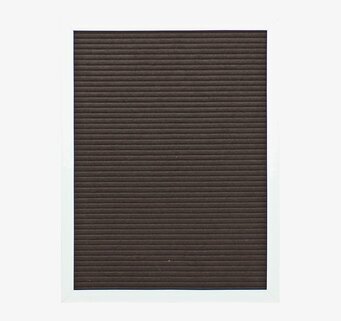 Bokstavstavla Vit/Svart Mellan från Strömshaga i minimalistisk miljö