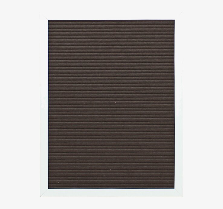 Bokstavstavla Vit/Svart Mellan från Strömshaga i minimalistisk miljö