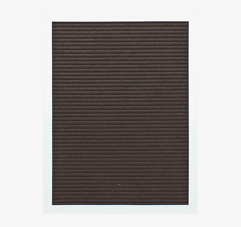 Bokstavstavla Vit/Svart Mellan från Strömshaga i minimalistisk miljö