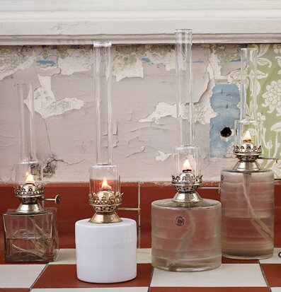 Fotogenlampa Rak Vit Stor från Strömshaga i rustik miljö