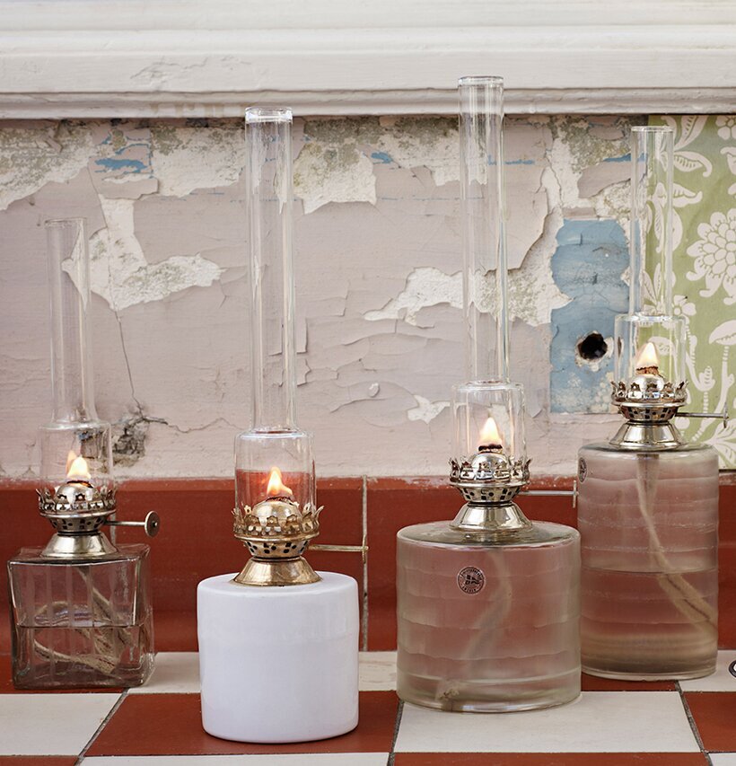 Fotogenlampa Rak Vit Stor från Strömshaga i rustik miljö