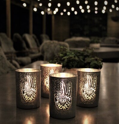 Ljuslykta - Kim 4 Ever från Majas Cottage på ett dukat bord