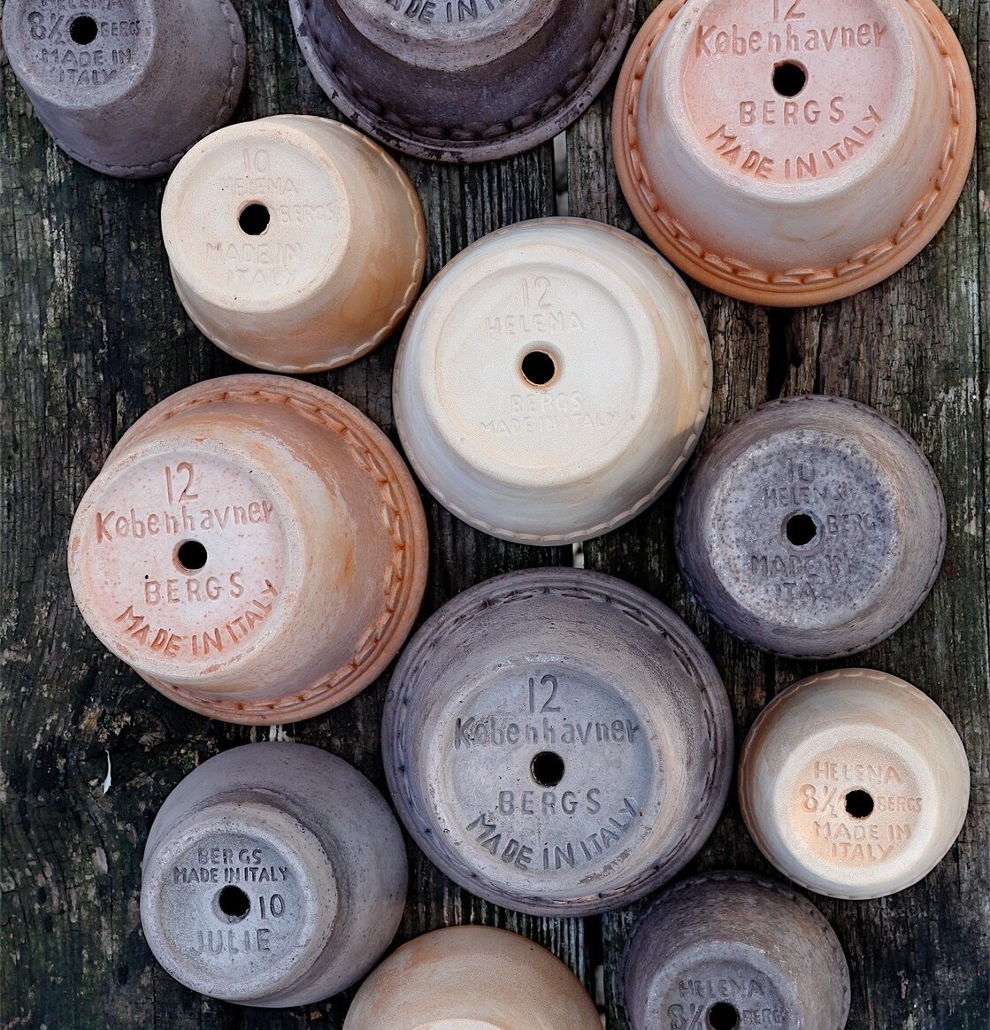 Blomkruka Copenhagen Grey från Bergs Potter på träyta