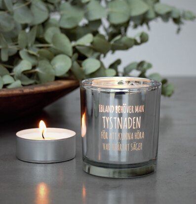 Ljuslykta - Tystnaden från Majas Cottage på grå yta