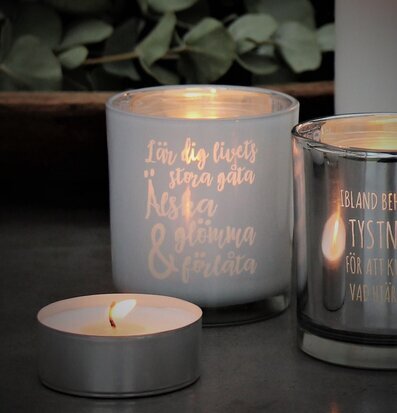 Ljuslykta - Livets Stora Gåta från Majas Cottage i frostat glas