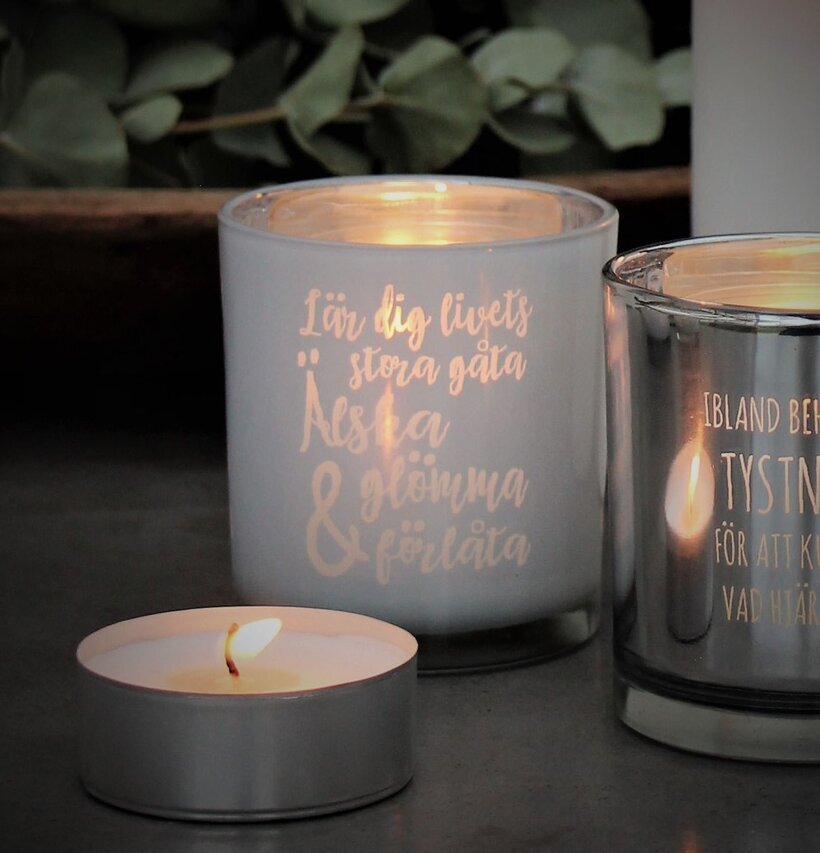 Ljuslykta - Livets Stora Gåta från Majas Cottage i frostat glas