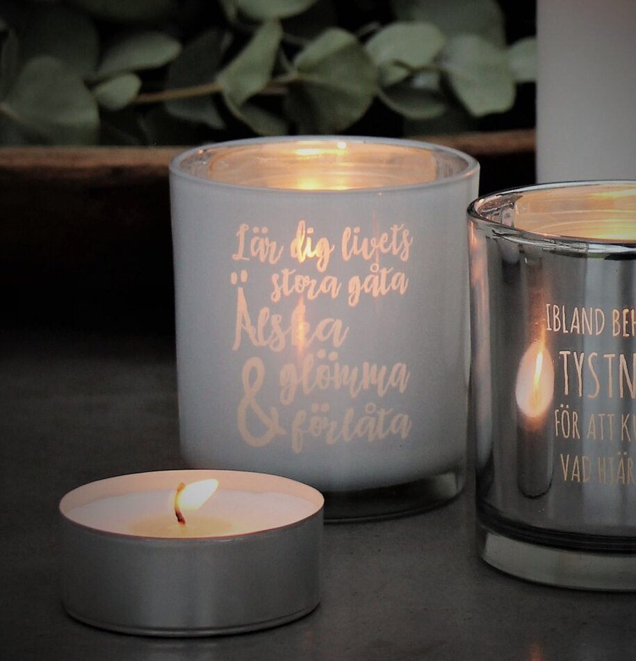 Ljuslykta - Livets Stora Gåta från Majas Cottage i frostat glas