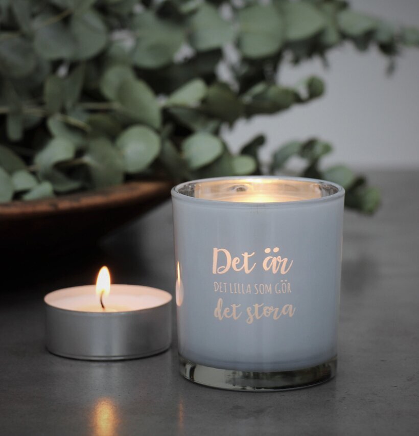 Ljuslykta - Det Lilla från Majas Cottage på grå yta med växter