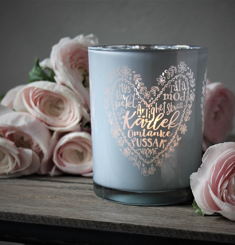 Ljuslykta - Kärlek Vit från Majas Cottage på rustikt träbord