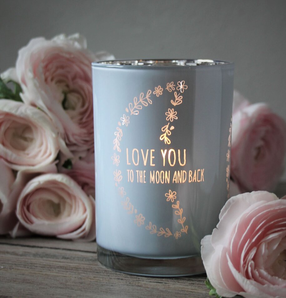 Ljuslykta - Moon Vit från Majas Cottage med rosor på bord