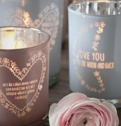 Ljuslykta - Moon Vit från Majas Cottage på rustikt träbord