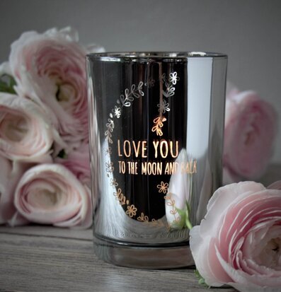 Bild av stilfull och romantisk ljuslykta med blommor