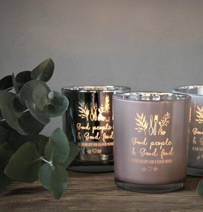 Bild av ljuslyktor i harmonisk och inbjudande miljö