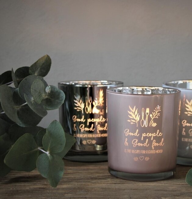 Bild av stilfullt arrangerade ljuslyktor i silvertoner