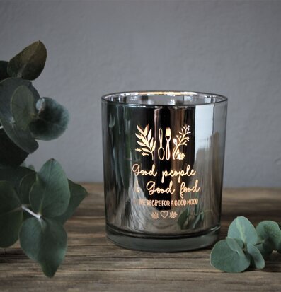 Bild av elegant ljuslykta med silveryta och detaljer