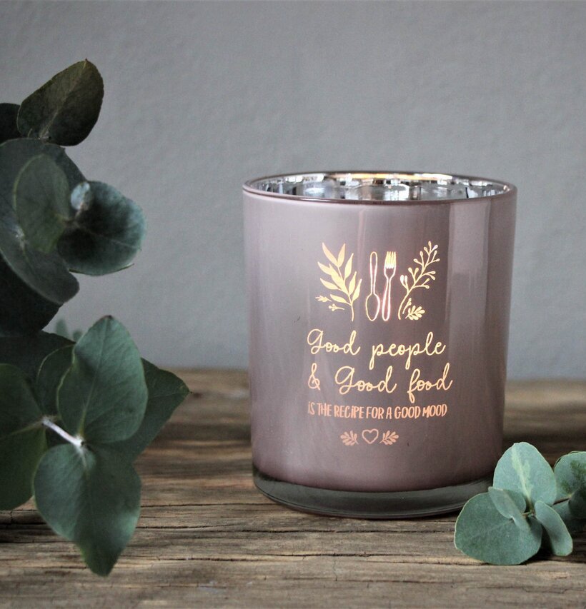 Bild av rosa ljuslykta med guldtryck och eukalyptus