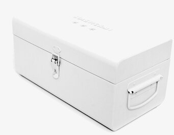 Bild av elegant vit förvaringslåda med metallspänne