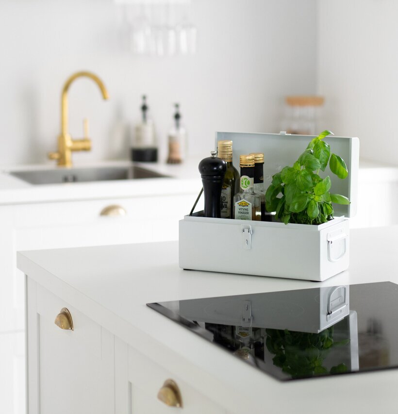 Bild av stilrent kök med elegant förvaringslösning