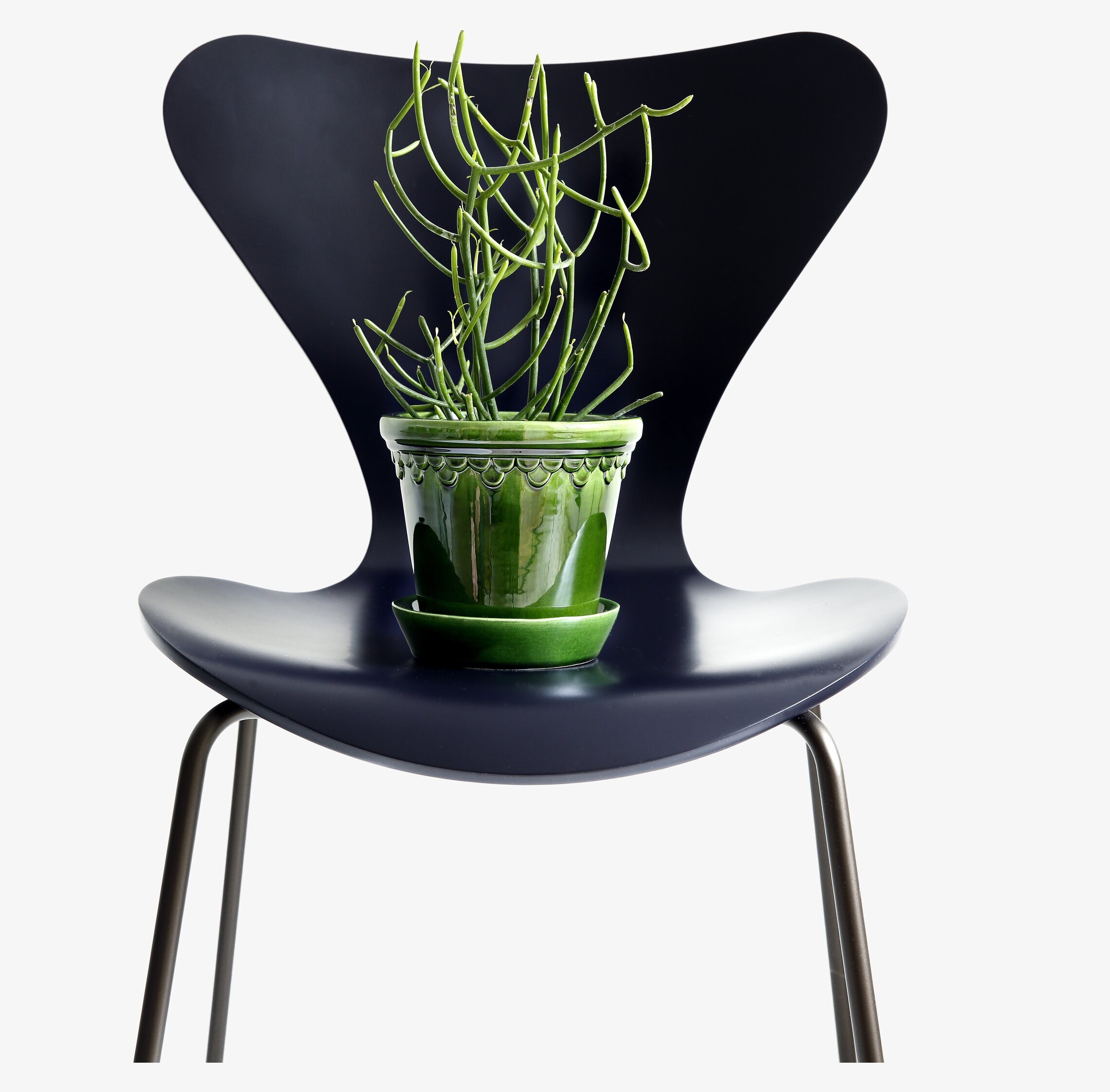 Copenhagen Green Emerald från Bergs Potter på svart stol