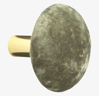 Knopp Sammet Cedar L från Cozy Living med grön sammet och guld