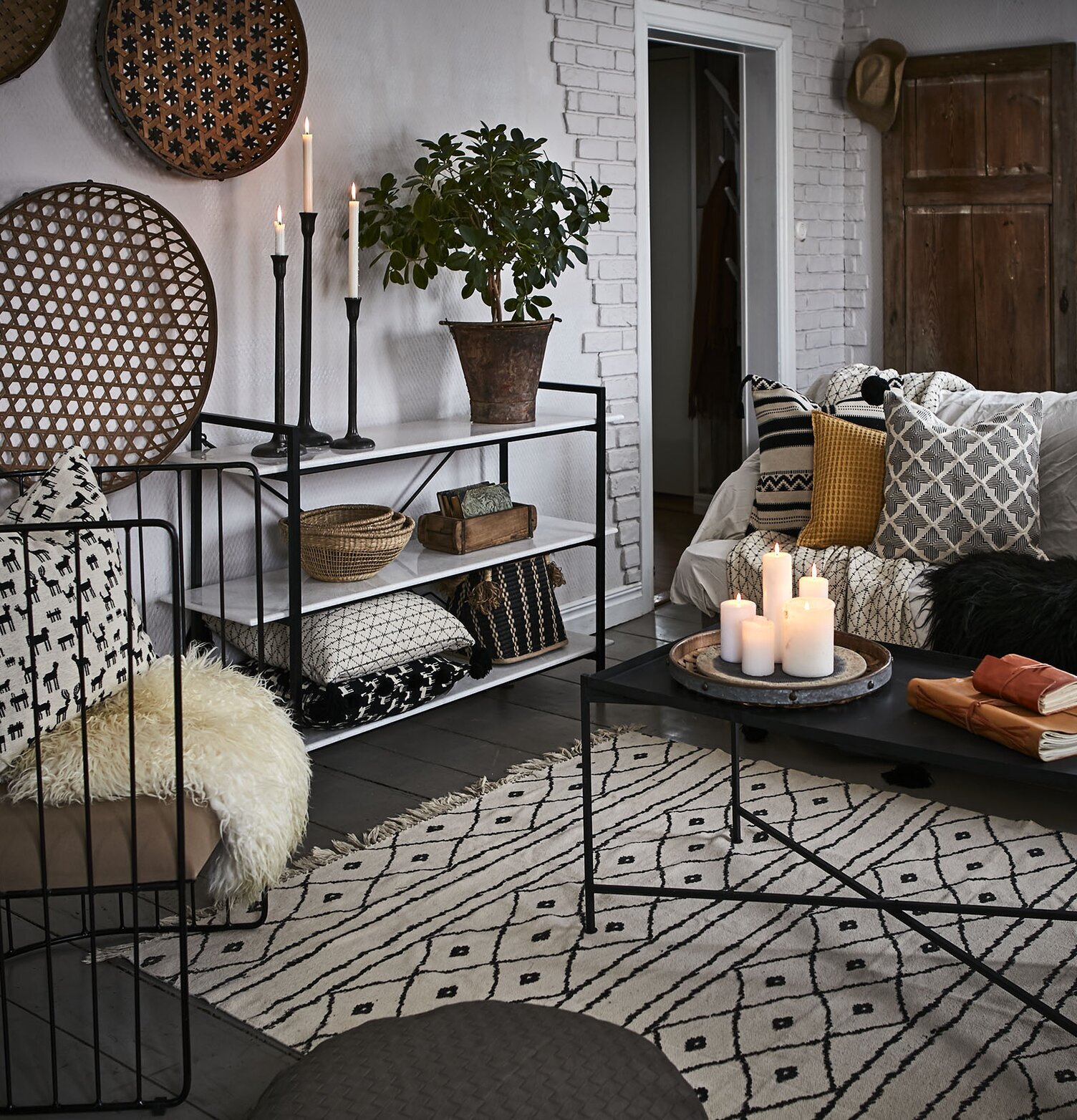 Sittpuff Holly Cream från Affari i en hemtrevlig interiör