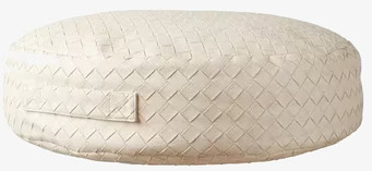 Sittpuff Holly Cream från Affari i vävt krämfärgat material